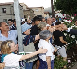 Los vecinos de Cuacos de Yuste saludan a Su Majestad el Rey a su llegada 