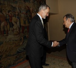 Su Majestad el Rey recibe el saludo de Antonio Manuel de Oliveira Guterres, Secretario general de las Naciones Unidas y premiado