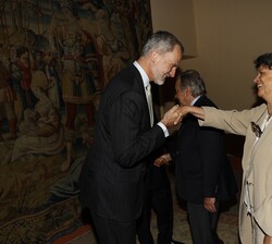 Su Majestad el Rey recibe el saludo de Catarina de Almeida, esposa del secretario general de las Naciones Unidads