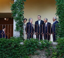 Su Majestad el Rey junto a las autoridades en el Monasterio de Yuste
