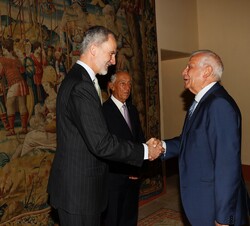 Su Majestad el Rey recibe el saludo del alto representante de la Unión Europea para Asunto Exteriores y Política de Seguridad y vicepresidente de la C
