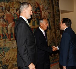 Su Majestad el Rey y el Presidente de la República Portuguesa, Marcelo Rebelo de Sousa reciben el saludo del ministro de Asuntos Exteriores, Unikón Eu