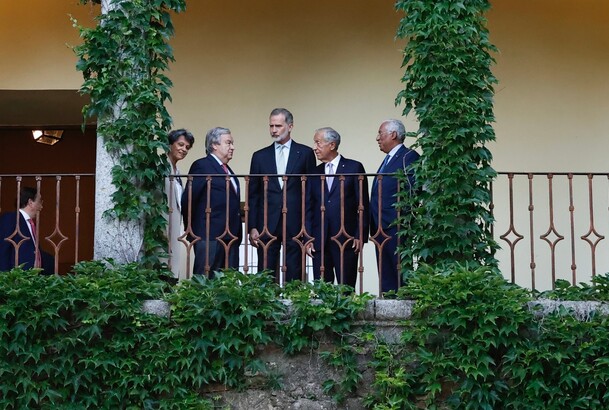 Su Majestad el Rey junto a las autoridades en el Monasterio de Yuste