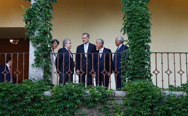 Su Majestad el Rey junto a las autoridades en el Monasterio de Yuste