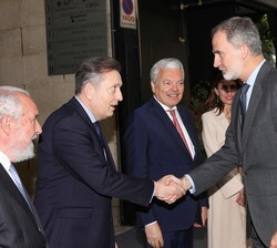 Su Majestad el Rey recibe el saludo de la autoridades que le reciben a su llegada