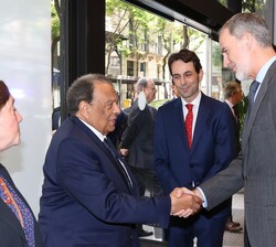 Su Majestad el Rey recibe el saludo de Andrew Young, premio World Peace & Liberty