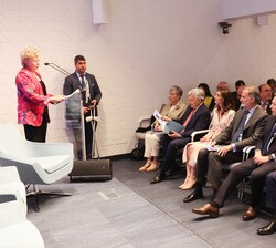 Don Felipe atiende ante la presentación de la maestra de ceremonias, Viviane Reding