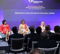 Su Majestad el Rey durante la intervención de Ambiga Sreenevassen, abogada de Derechos Humanos