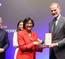 Su Majestad el Rey hace entrega de la medalla de honor Ruth Bader Ginsburg a Navi Pillay