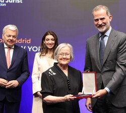 Su Majestad el Rey hace entrega de la medalla de honor Ruth Bader Ginsburg a Brenda Hale