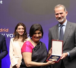 Su Majestad el Rey hace entrega de la medalla de honor Ruth Bader Ginsburg a Ambiga Sreenevassen