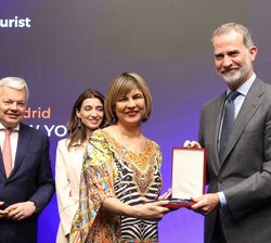 Su Majestad el Rey hace entrega de la medalla de honor Ruth Bader Ginsburg a Imrana Jalal