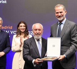 Su Majestad el Rey hace entrega de la medalla de honor de la World Jurist Association a  Manuel Aragón
