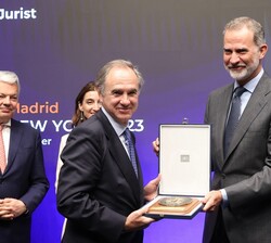Su Majestad el Rey hace entrega de la medalla de honor de la World Jurist Association a  Luis de Carlos Bertrán