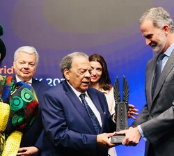 Su Majestad el Rey hace entrega del premio World Peace & Justice a Andrew Young