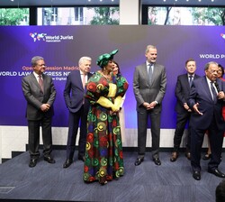 Su Majestad el Rey durante la intervención de Andrew Young tras recibir el galardón