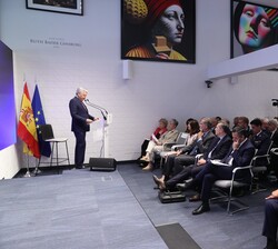 Su Majestad el Rey durante la intervención del comisario de Justicia de la Unión Europea, Didier Reynders