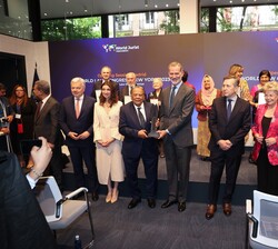 Fotografía de grupo de Su Majestad el Rey y el premiado Andrew Young junto a las autoridades