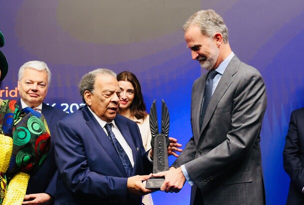 Su Majestad el Rey hace entrega del premio World Peace & Justice a Andrew Young