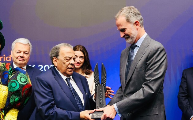 Su Majestad el Rey hace entrega del premio World Peace & Justice a Andrew Young