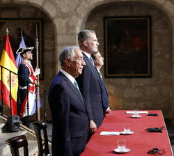 Mesa presidencial y el premiado durante la interpretación del Himno de Europa