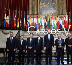 Don Felipe acompañado de las autoridades asistentes al acto