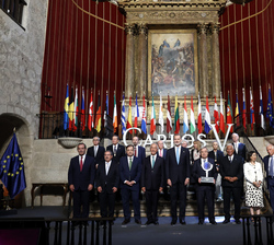 Fotografía de grupo tras la entrega del "Premio Europeo Carlos V"