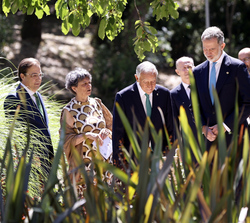 Don Felipe y el primer ministro de la República Portuguesa, Marcelo Rebelo de Sousa, observan la placa ubicada junto al "Olivo de la Paz de Yuste