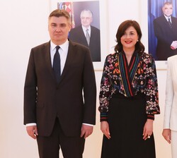 Doña Letizia acompañada por el Presidente de la República de Croacia, Zoran Milanović y la Primera Dama, Sanja Musić Milanović, antes de la cena ofrec