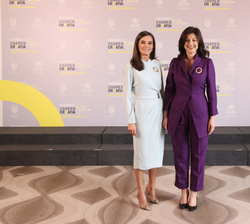 Su Majestad la Reina junto a la Primera Dama de Croacia a su llegada al Congreso sobre Prevención de la Obesidad Infantil
