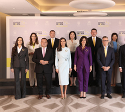Fotografía de grupo de Su Majestad la Reina con la Primera Dama de Croacia y los cónyuges de los jefes de Estado y de Gobierno asistentes