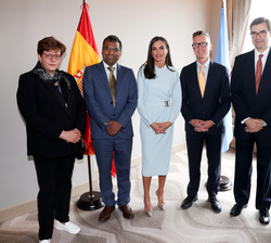 Su Majestad la Reina durante su encuentro con el director ejecutivo para la región europea de la OMS, Robb Butler
