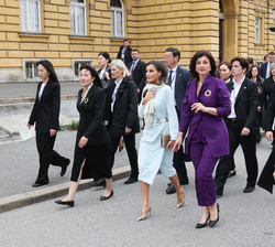 Su Majestad la Reina junto al resto de asistentes al Congreso, se traslada a pie, al Teatro Nacional de Croacia 