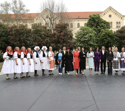 Fotografía de grupo de Su Majestad la Reina con la Primera Dama de Croacia, los cónyuges de los jefes de Estado y de Gobierno asistentes y el grupo fo