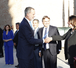 Su Majestad el Rey recibe el saludo de la directora del diario Expansión, Ana Isabel Pereda