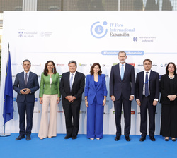 Fotografía de grupo de Su Majestad el Rey con las autoridades y personalidades asistentes al acto