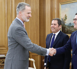Su Majestad el Rey recibe el saludo del presidente de Confederación Española de Organizaciones Empresariales (CEOE), Antonio Garamendi Lecanda