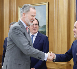 Su Majestad el Rey recibe el saludo del secretario general de la Confederación Sindical de Comisiones Obreras (CC.OO.), Unai Sordo Calvo