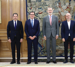 Fotografía de grupo de Su Majestad el Rey con los Agentes Sociales, el presidentes de la CEOE y de CEPYME, y los secretarios generales de CC.OO. y UGT