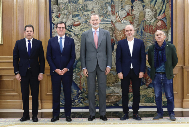 Fotografía de grupo de Su Majestad el Rey con los Agentes Sociales, el presidentes de la CEOE y de CEPYME, y los secretarios generales de CC.OO. y UGT