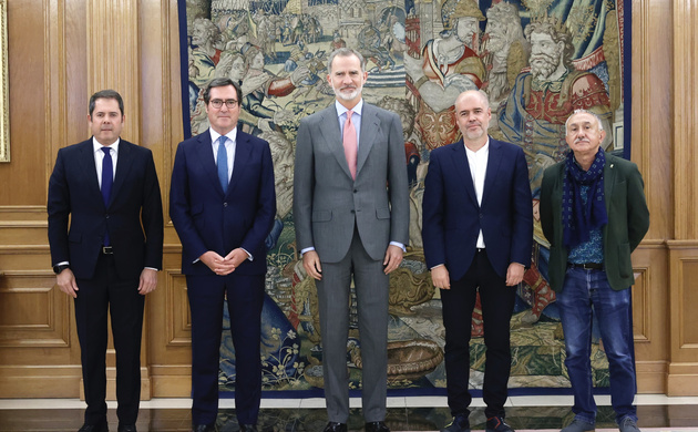 Fotografía de grupo de Su Majestad el Rey con los Agentes Sociales, el presidentes de la CEOE y de CEPYME, y los secretarios generales de CC.OO. y UGT