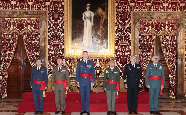 Su Majestad el Rey junto a los generales de división y vicealmirantes recibidos en audiencia