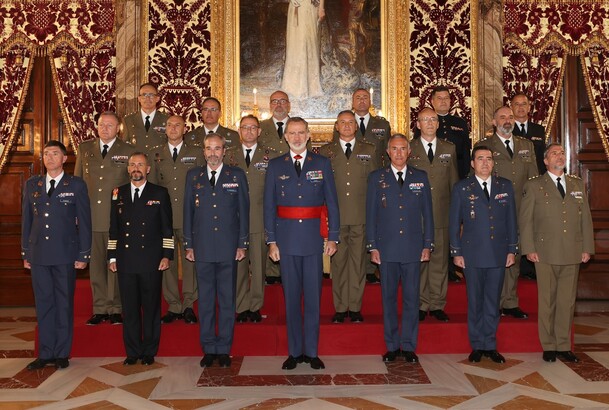 Audiencia militar de Su Majestad el Rey a un grupo de coroneles y capitanes de navío