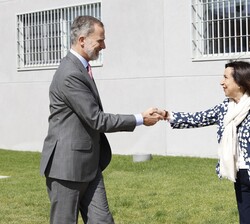 A su llegada, Su Majestad el Rey recibe el saludo de la ministra de Defensa, Margarita Robles