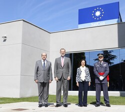 Su Majestad el Rey junto a las autoridades que le recibieron a su llegada