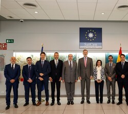 Su Majestad el Rey junto a las autoridades y responsables de varios departamentos de SATCEN