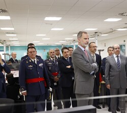 Su Majestad el Rey durante una de la presentaciones interactivas durante su visita