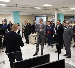 Su Majestad el Rey durante una presentación en su visita al SATCEN
