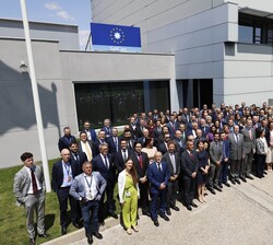 Fotografía de grupo de Su Majestad el Rey junto a un grupo de trabajadores del centro