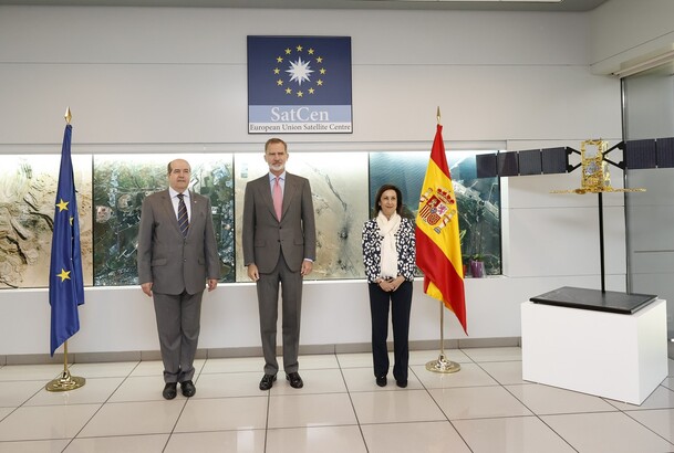 Su Majestad el Rey acompañado de la Ministra de Defensa y el director del Centro de Satélites de la Unión Europea